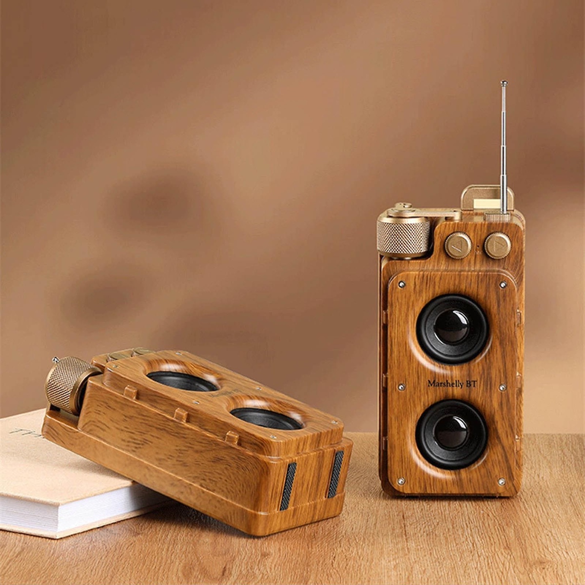 mali prijenosni retro starinski drveni radio