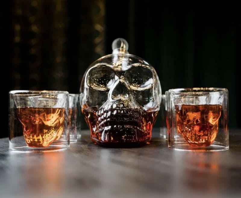 Skull Whisky dekanter sa 3D čašama u obliku lubanje