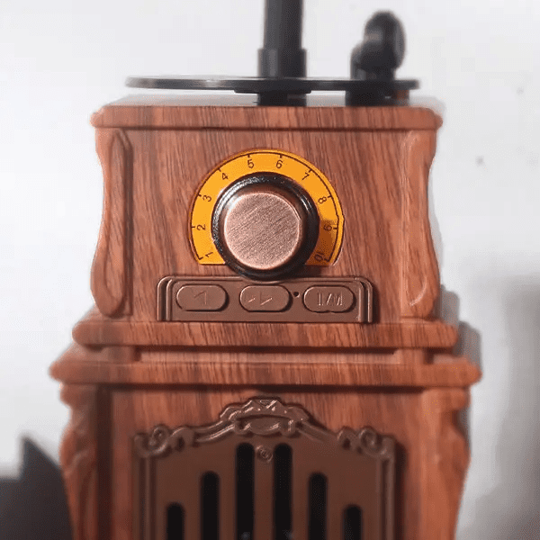 Vintage drveni AM/FM radio od imitacije drveta gramofona