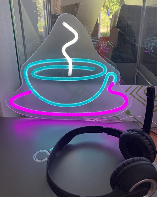 šoljica kafe - led svetlo zidno farbanje
